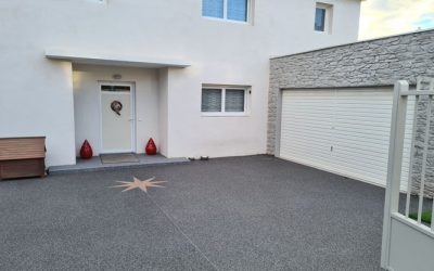 Allée de Garage Glissante en Automne : Causes et Solutions Antidérapantes 