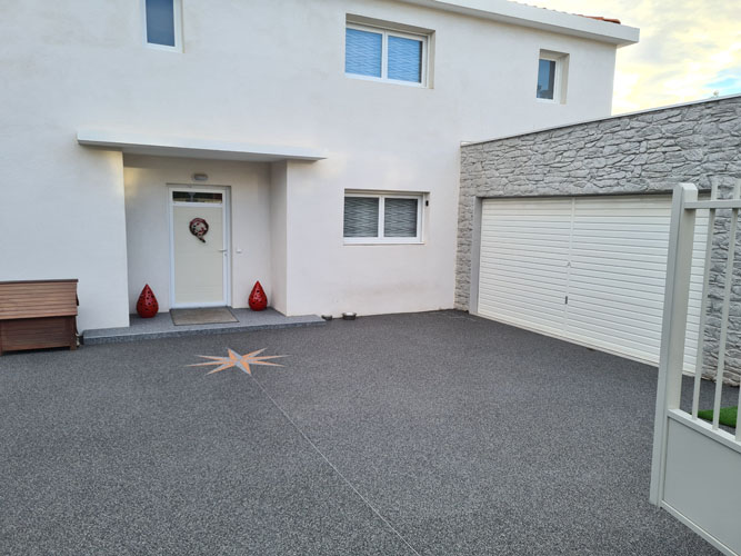 Un revêtement de sol pour allée de garage carrossable en moquette de pierre