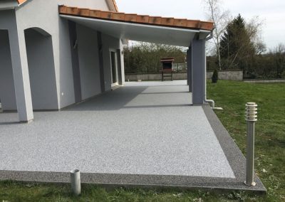 réalisation d'une terrasse en résine grise