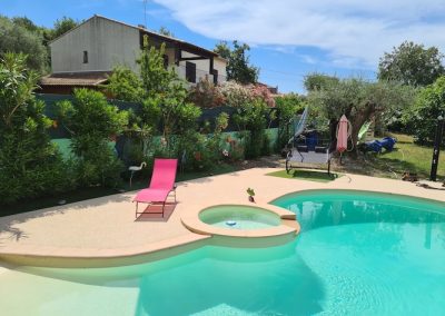 Belle plage de piscine en moquette de pierre prête pour l'été et à être aménagée