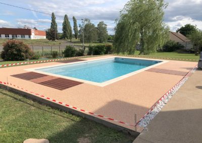 réalisation plage de piscine en marbre et résine