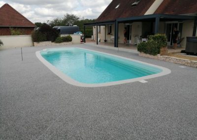 revêtement de sol extérieur pour plage de piscine en moquette de pierre