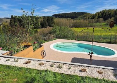 Réalisation au Luxembourg d'une plage de piscine en moquette de pierre