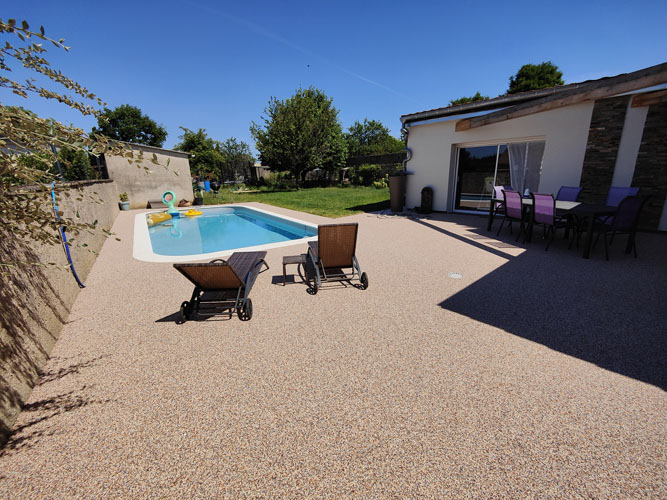 Moquette de pierre ; granulats de marbre et résine pour rénover votre plage de piscine