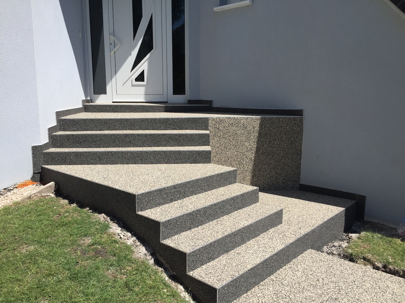 Des escaliers extérieurs en moquette de pierre pour un projet de rénovation extérieure