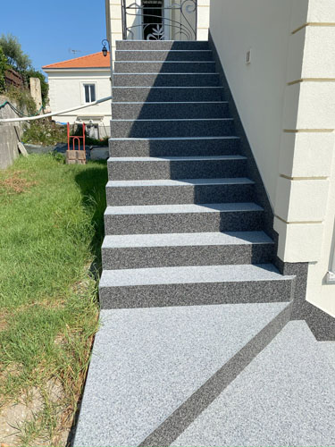 rénovation complète de cet escalier en moquette de marbre