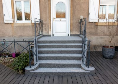 Exemple petit escalier en moquette de pierre