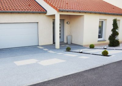 Belle et moderne allée de garage en marbre et résine