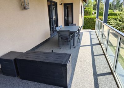 Une belle réalisation de balcon terrasse en marbre et résine