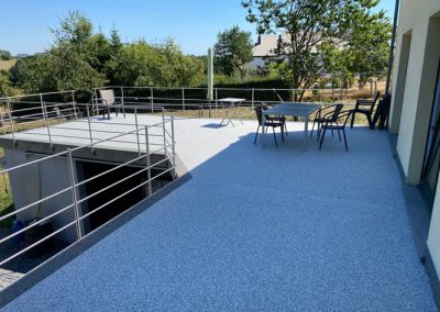 Moquette de pierre de couleur grise sur une terrasse