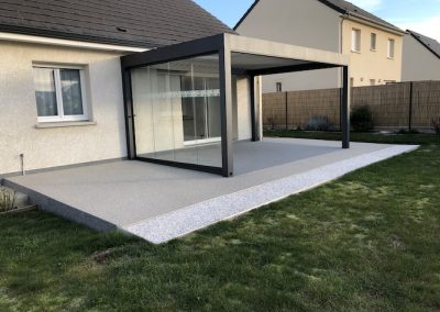 Moquette de pierre sur une terrasse avec pergola