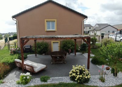 terrasse aménagée en moquette de pierre