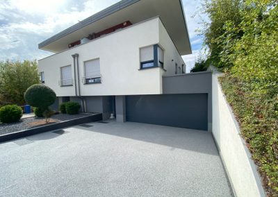 grand allée de garage carrossable en moquette de pierre au Luxembourg