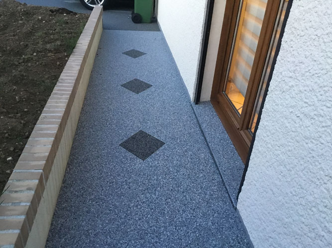 Exemple revêtements allées extérieures en moquette de marbre Résilux