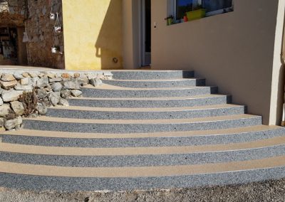 application moquette de pierre sur escalier arrondi
