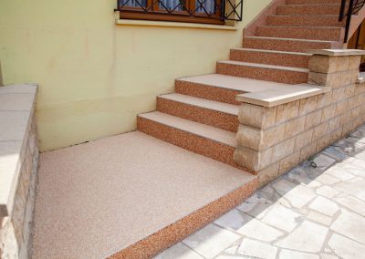 Rénovation d'un escalier extérieur en résine et granulats de marbre