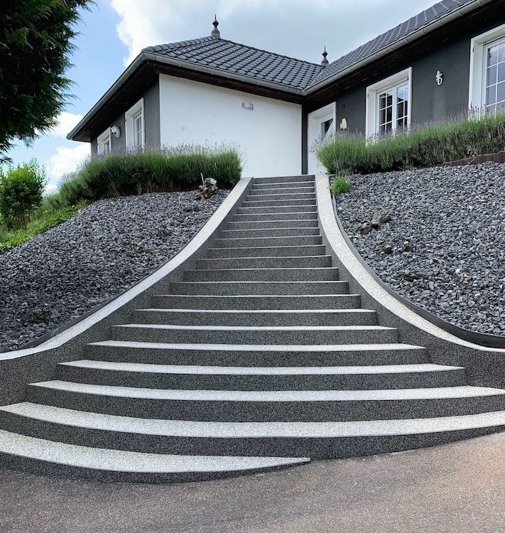 grand escalier en marbre et résine gris marches et contremarches différentes