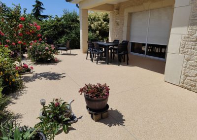 Charmante terrasse en moquette de pierre sous le soleil