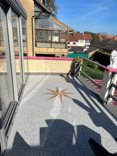 revêtement de sol extérieur pour terrasse avec motif rose des vents