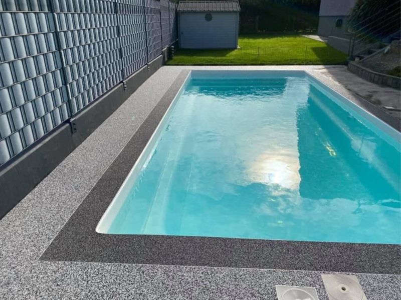 les avantages de la moquette de marbre pour piscine