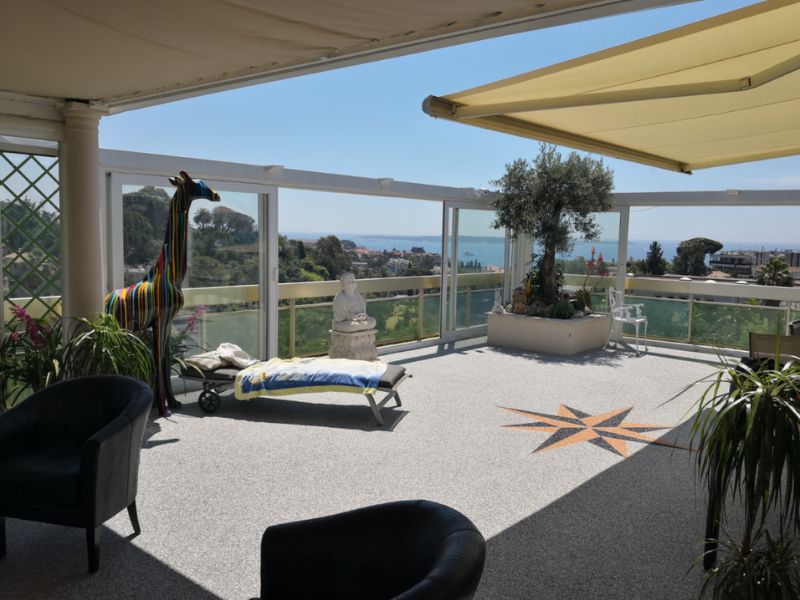 idée aménagement extérieur terrasse moquette de marbre