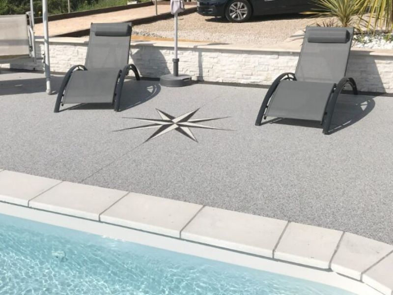 Personnalisation de votre plage de piscine en moquette de marbre Personnalisation de votre plage de piscine en moquette de marbre