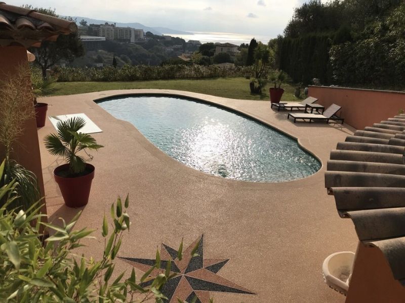 personnalisation piscine en moquette de marbre
